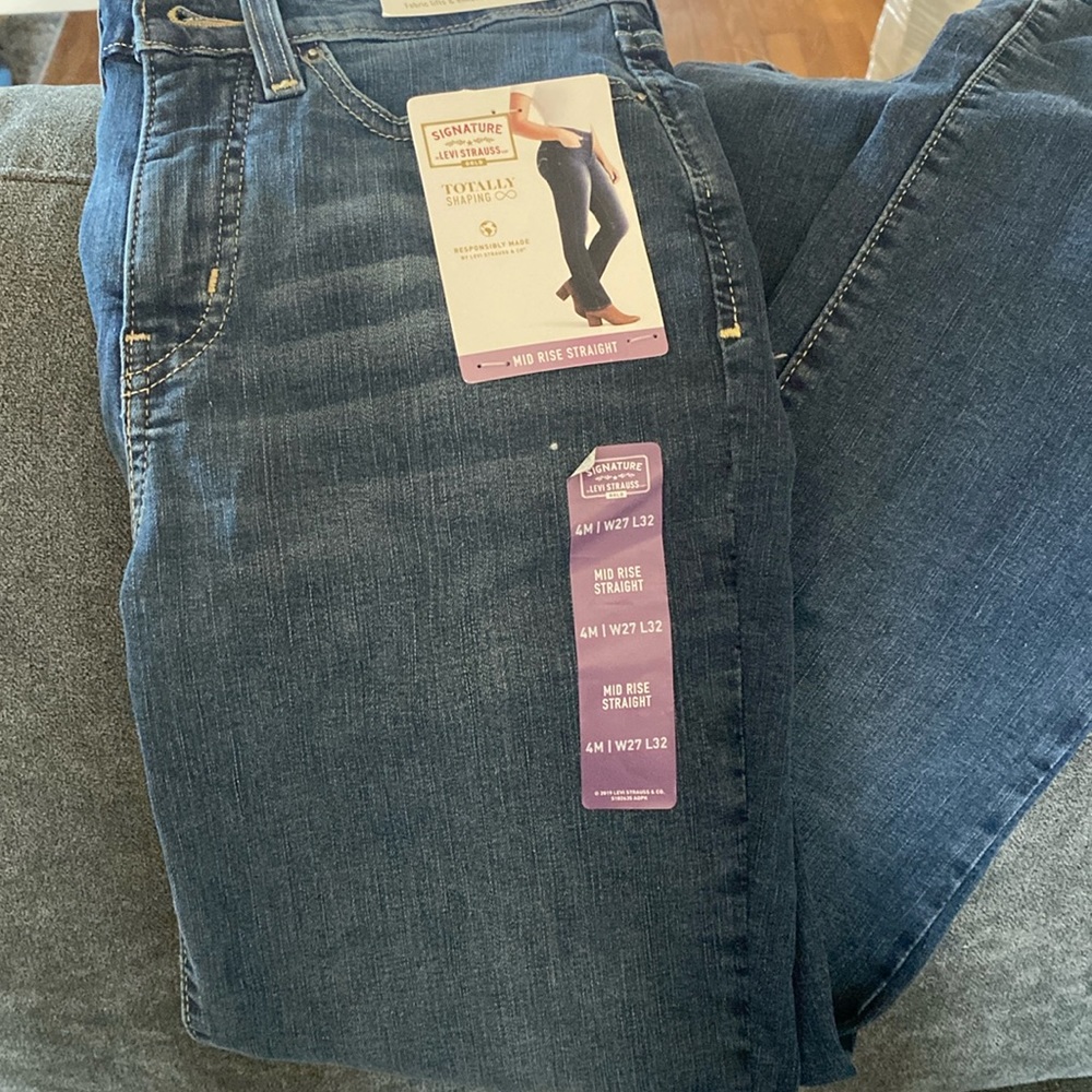 New with tags Levi’s shaping jeans